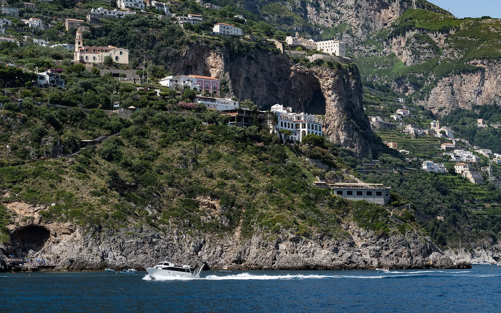 Navigazione lungo le scogliere della Costiera Amalfitana tra Amalfi e Positano