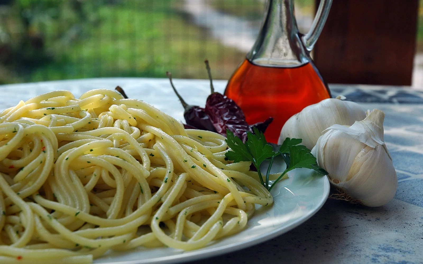 Spaghetti con colatura di alici di Cetara, aglio e peperoncino