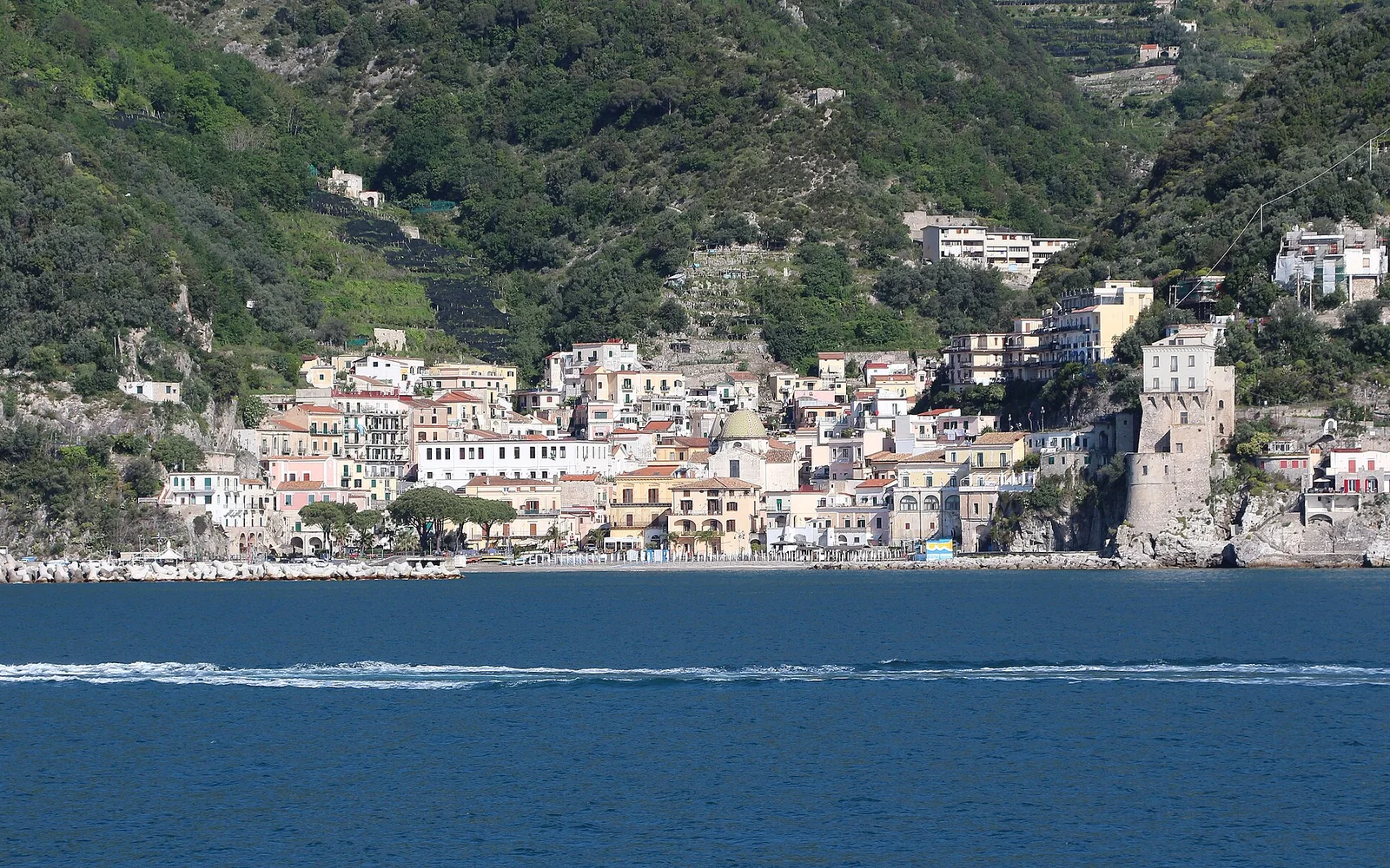 Il borgo marinaro di Cetara visto dal mare con la Torre Vicereale