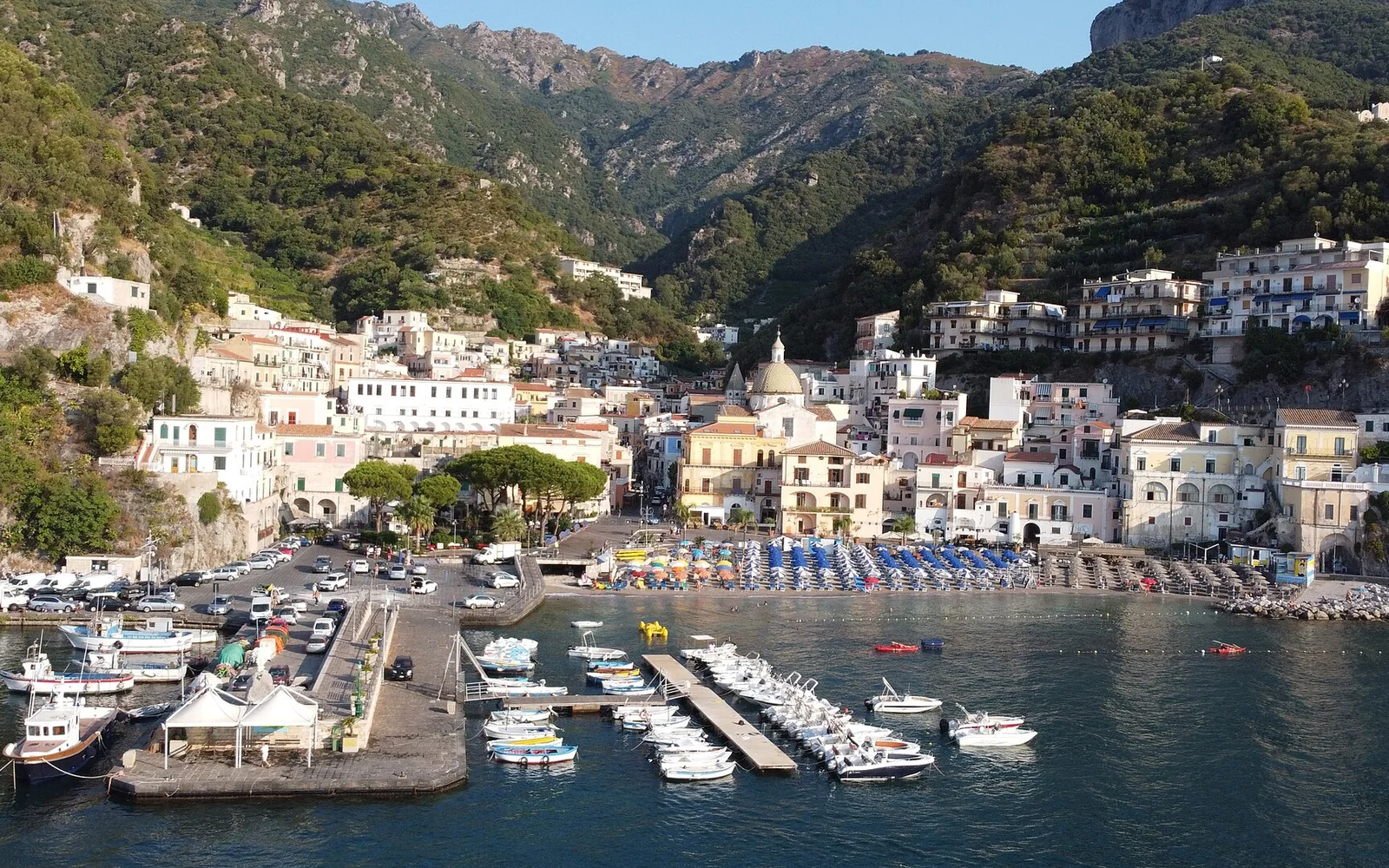 Il porto, la spiaggia e il centro storico di Cetara visti dal mare