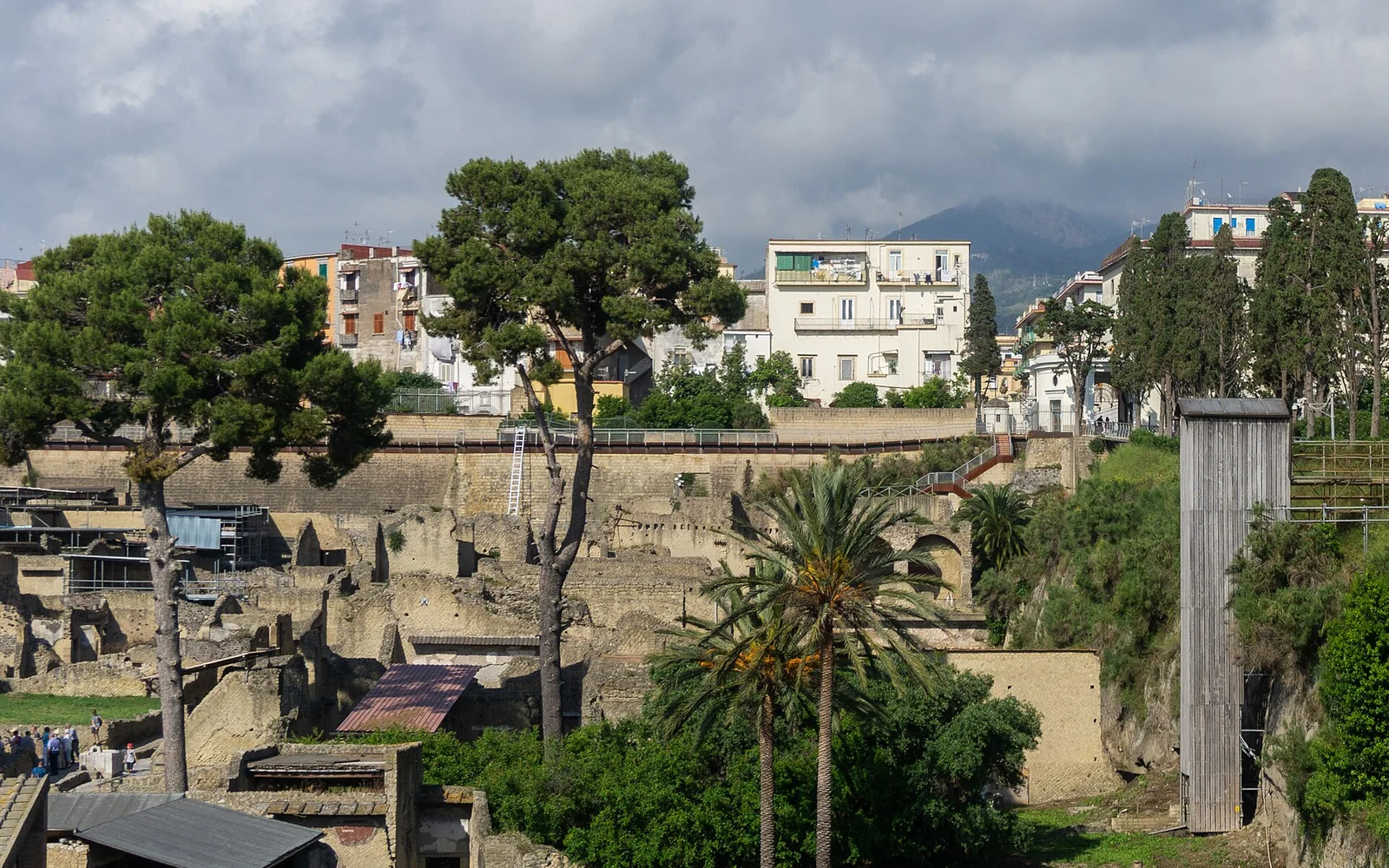 Gli scavi archeologici di Ercolano con il Vesuvio sullo sfondo