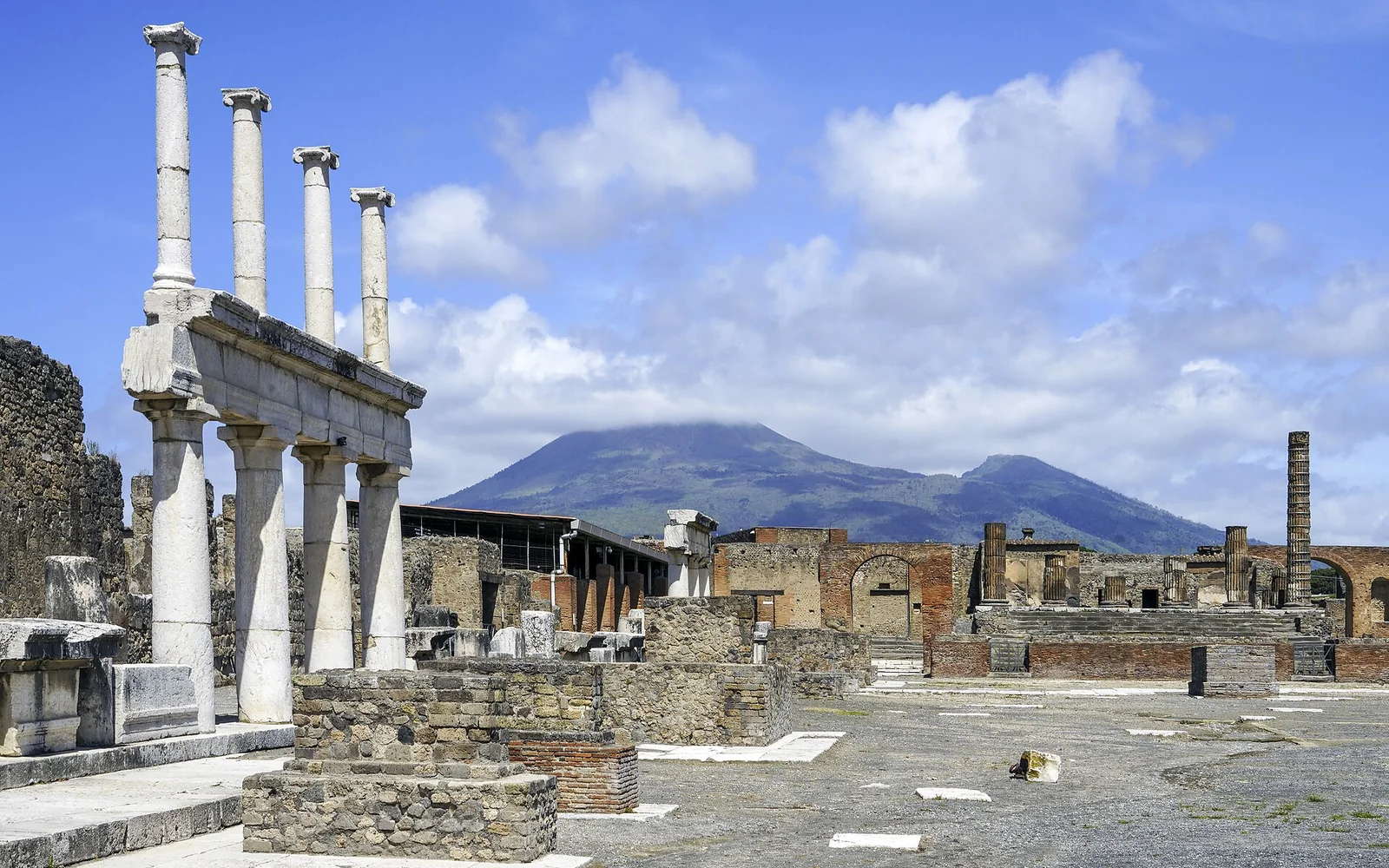 Il Foro di Pompei con le colonne antiche e il Vesuvio sullo sfondo
