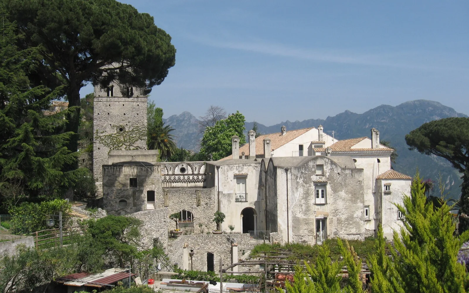 Villa Rufolo a Ravello incorniciata dai giardini e dai Monti Lattari